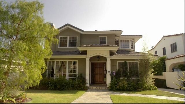 File:Phil and Claire's Home.jpg