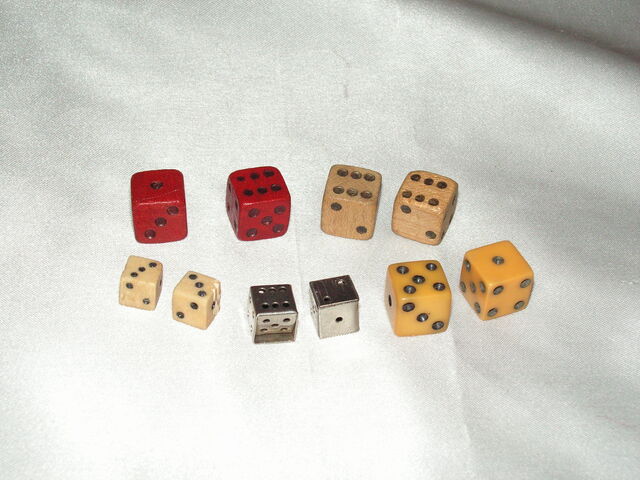 File:Monopoly dice - 1934 to 1940s.jpg