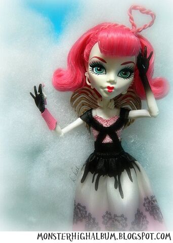Archivo:Cupid monster high album bio biography biografia about me yo soy asi.jpg