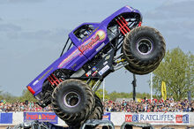 Slingshot-monster-truck-1-steev-stamford
