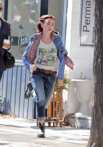 File:Lily-collins-082112-1.jpg