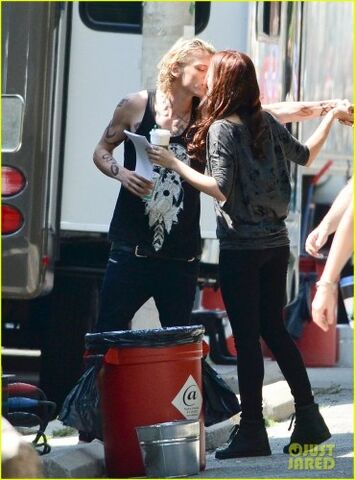 File:Lily-collins-jamie-campbell-bower-kiss-on-set-04.jpg