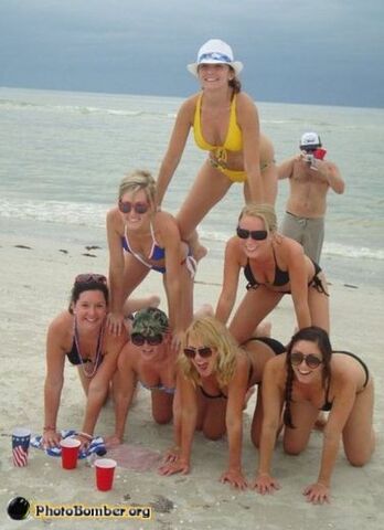 File:-photobomb-1330737149.jpg