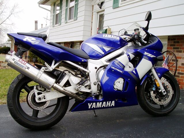 Datei:2001 Yamaha YZFR600-2961.jpg