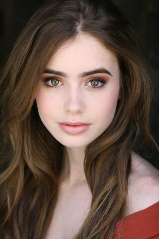 Datei:Lily Collins.jpg