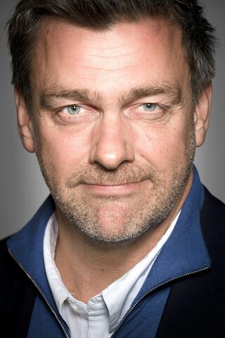 Datei:2012-02-13-9440-1659 Ray Stevenson IMG x900.jpg