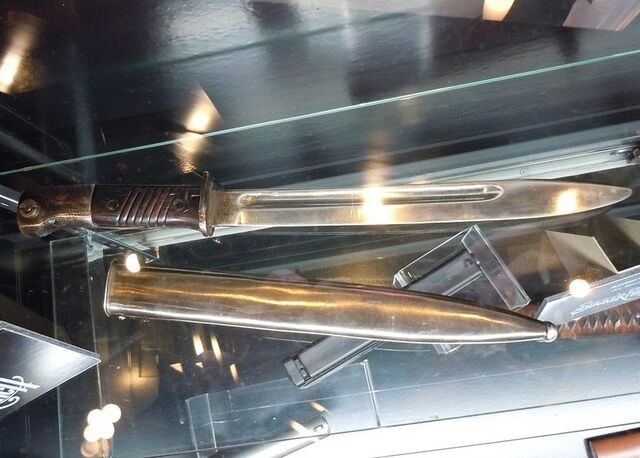 File:Rocket knife.jpg
