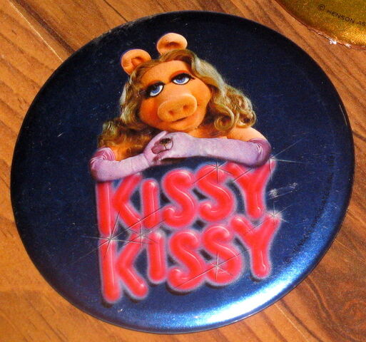 File:Kissy button.jpg