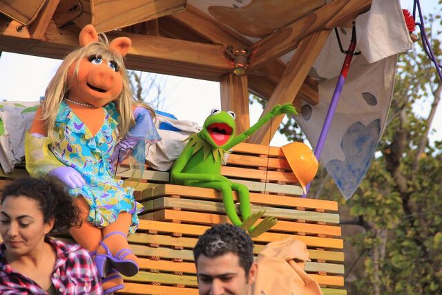 File:Disney'sHonoraryVoluntEarsCavalcade-WoodenFloatDay.jpg
