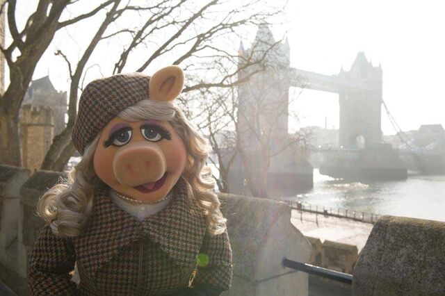 File:Piggy Tower Bridge.jpg