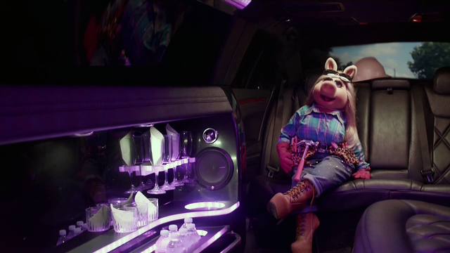 File:TheMuppets-S01E05-Piggy'sLimo.png