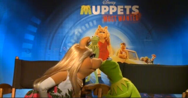 File:Fox kermit piggy kiss.jpg