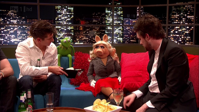 File:TheJonathanRossShow-K&P-ArcticMonkeys(2012-01-25)03.png