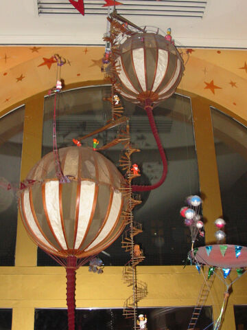 File:Great Hot Air Balloon Circus - Disney Store Dec 2006 - top detail.jpg