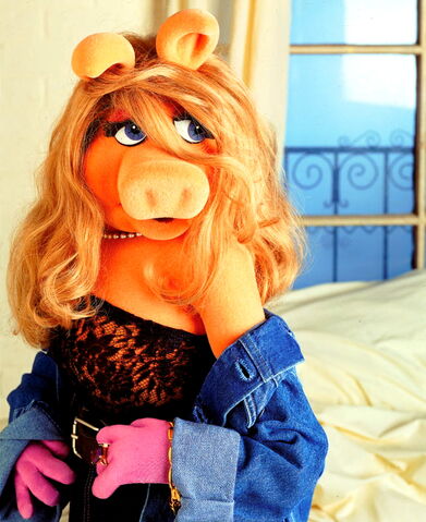 File:Miss-piggy-shoulder.jpg