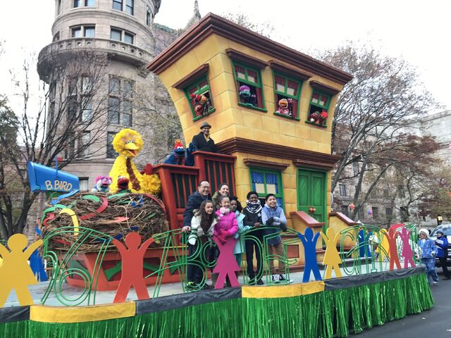 File:Macy's 2016 sesame float.jpg