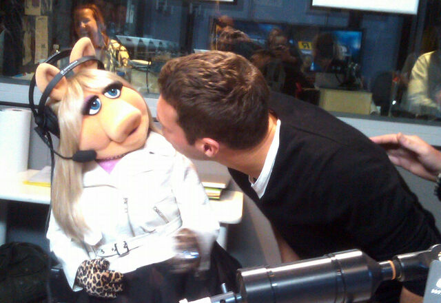 File:RyanSeacrest-MissPiggy-(2011-09-26).jpg