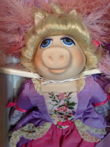 File:Marie Antoinette doll - close-up.jpg