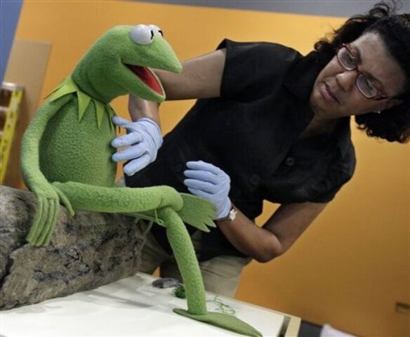 File:Fantasticworld-newyork-kermit2.jpg