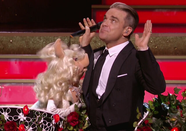 File:Kiss piggy Robbie Williams.jpg