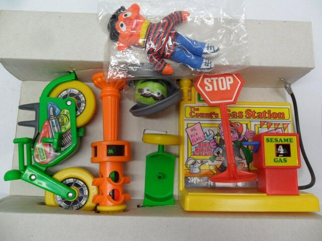 File:Knickerbocker 1976 motorbike play set 2.jpg