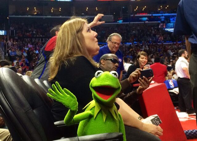 File:LAClippersGame-(2015-03-15)-DebbieMcClellan&Kermit.jpg