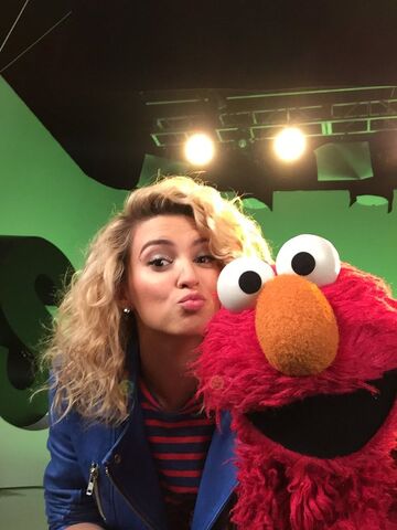File:ToriKelly-Elmo.jpg
