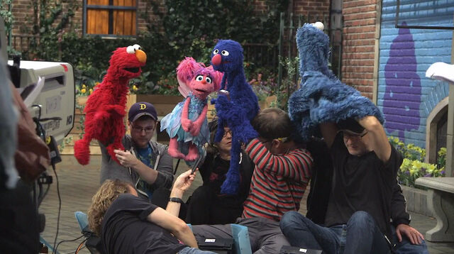 File:Grover live hand.jpg