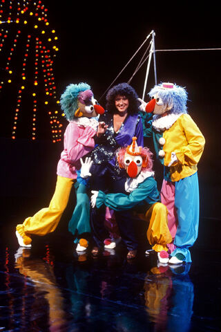File:Clowns and Melissa Manchester.jpg