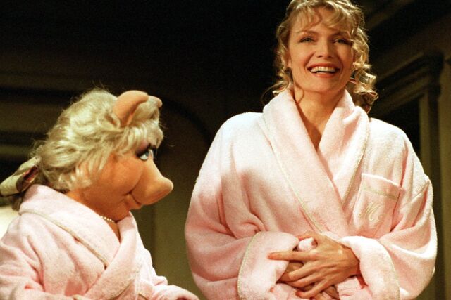 File:Michelle Pfeiffer bathrobe Miss Piggy.jpg