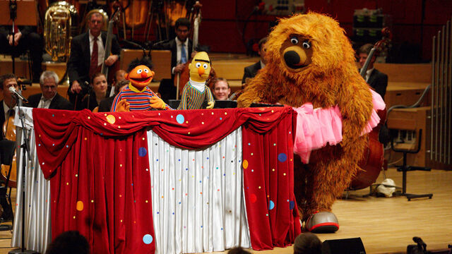 File:NDR-Radiophilharmonie-ErnieBert&Samson-Tutu.jpg