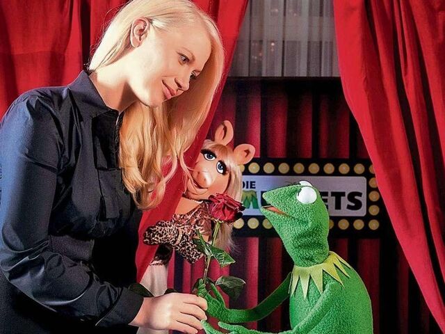 File:Germany-Berlin-Hotel-Ritz-Carlton-Kermit&Piggy-(2012-01)-02.jpg