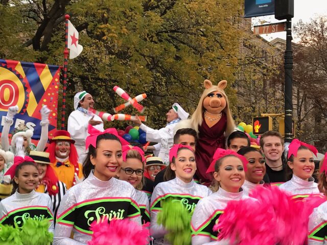 File:Macy's 2016 piggy 2.jpg