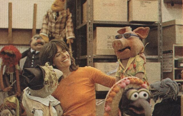 File:Amy with friends.jpg