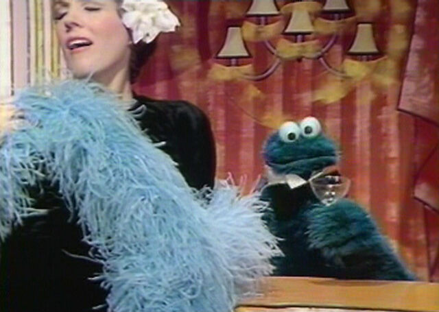 File:JulieCookieSpender.jpg