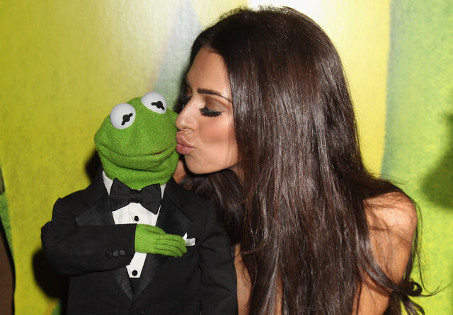 File:TheMuppets-UK-Premiere-Kiss-Kermit&GeorgiaSalpa.jpg