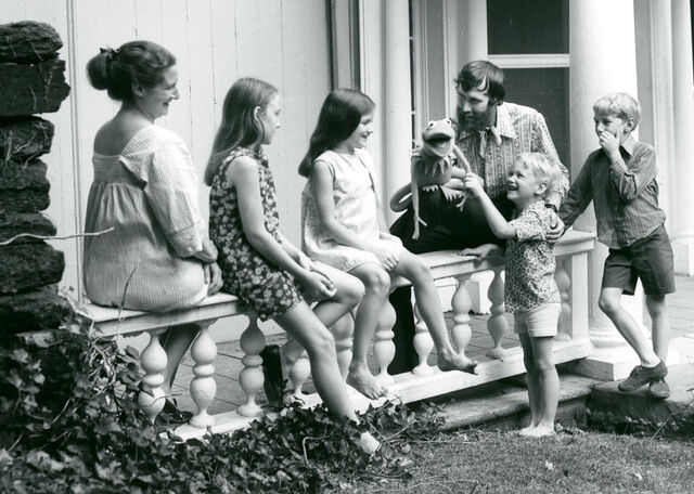 File:Hensonfamilyportrait70.jpg