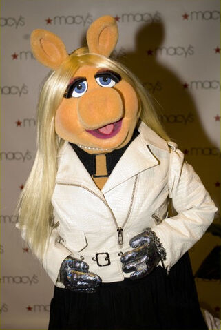 File:MissPiggy-Macy'sGlamorama2009.jpg