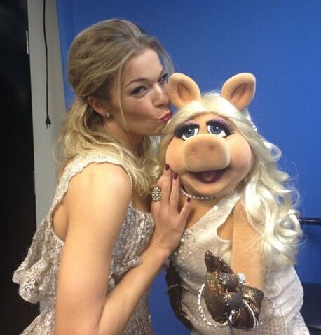 File:LEANN-RIMES-MISS-PIGGY.jpg