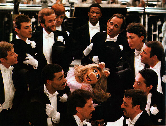 File:GreatMuppetCaperPiggyDeluxe.jpg