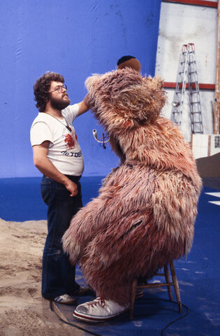 File:Sesamstrasse038-(Lothar-Klose-airing-out-Samson).jpg