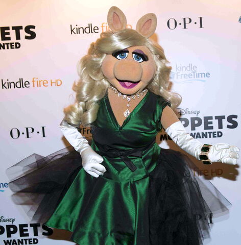File:Miss piggy vivienne westwood UK MMW premiere.jpg