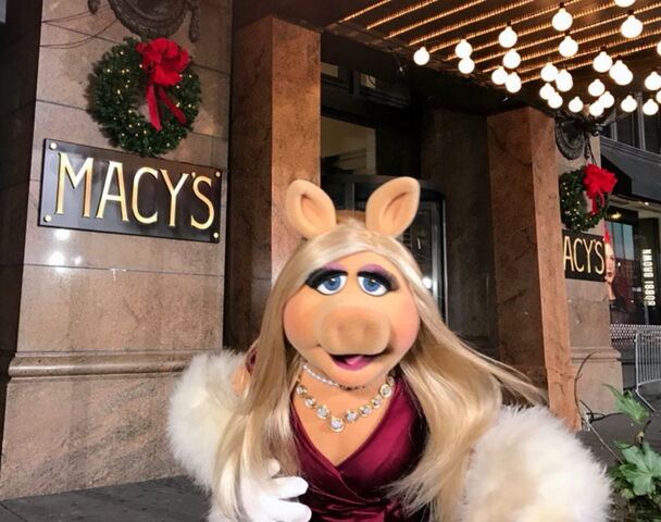 File:Macy's 2016 piggy.jpg