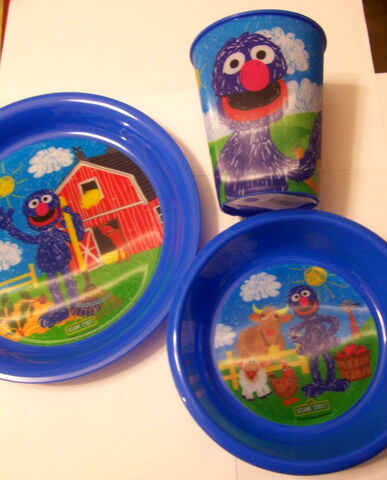 File:Jay franco 2011 sesame street crayon grover farm tablesetting.jpg