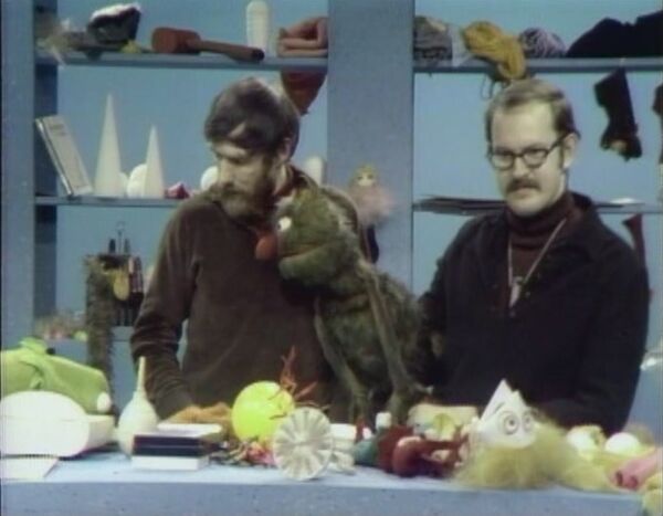 File:MuppetPuppetPlays07.jpg