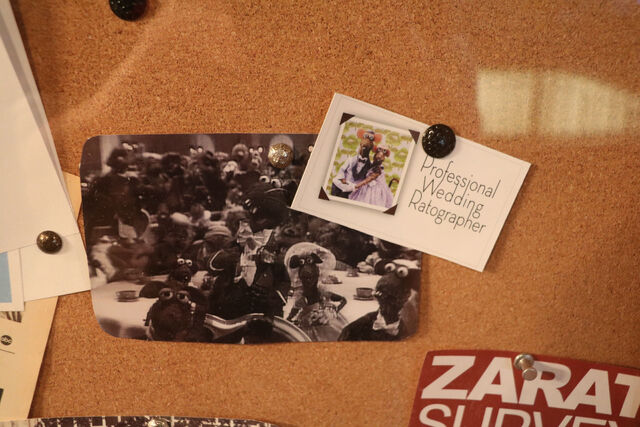 File:PizzeRizzo bulletin board 07.jpg