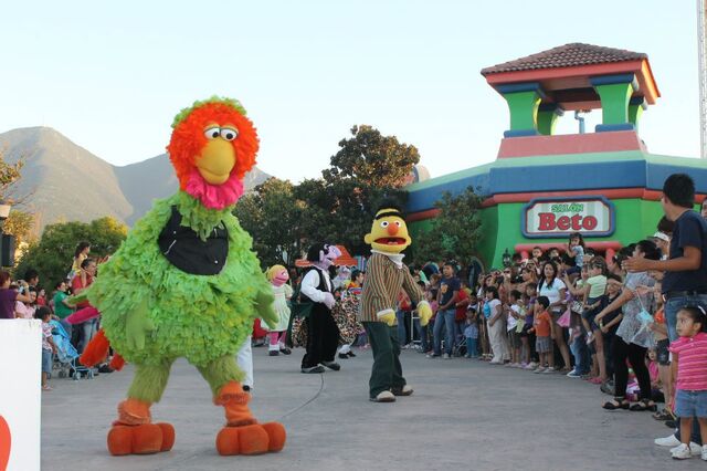 File:Abelardo Plaza Sesamo 2011.jpg