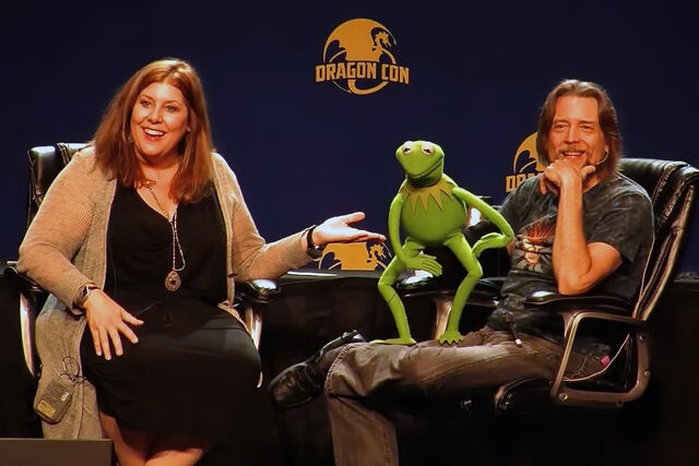 File:Debbie McClellan and Steve Whitmire at DragonCon 2015.jpg