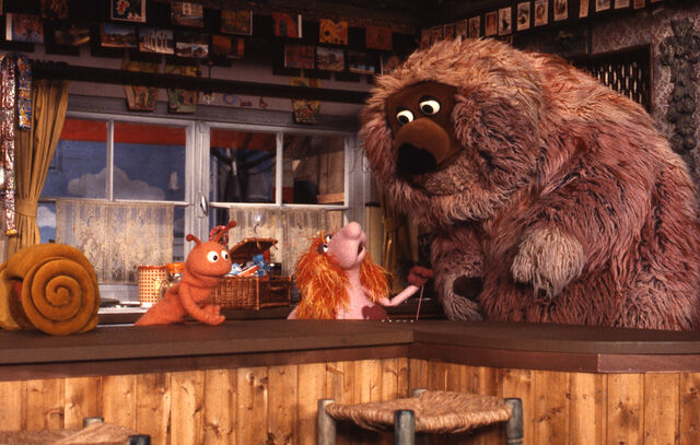 File:Sesamstrasse047-(Finchen,-Uli-von-Bödefeld-and-Samson-in-the-kitchen).jpg