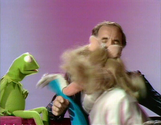 File:TMS-109-PiggyCharlesAznavourKiss-(FrankOzHead-Goof).jpg